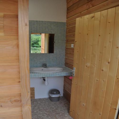 Camping Les Cerisiers du Jaur - Tipi 2/4 people with bathroom and toilet. - Photo 3