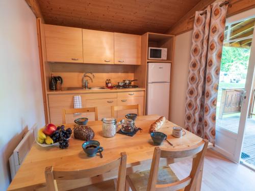 Camping du Buisson - Chalet Charlay - 35m² with terrace - 2 bedrooms - Photo 3
