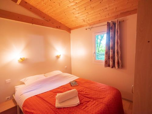 Camping du Buisson - Chalet Charlay - 35m² with terrace - 2 bedrooms - Photo 5