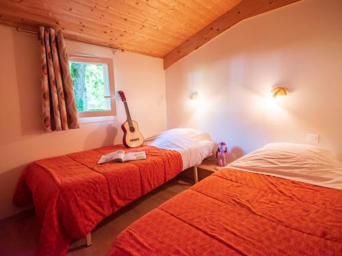 Camping du Buisson - Chalet Charlay - 35m² with terrace - 2 bedrooms - Photo 6