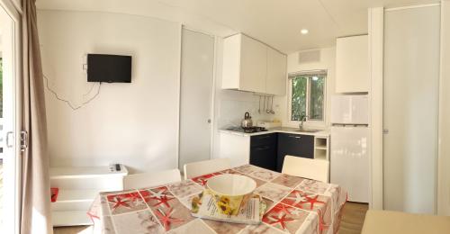 Camping La Rocca - Maxicaravan Pisenze (7.7m x 4m) with a.c. - Photo 3