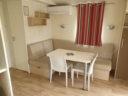 Camping Le Domaine des Floralies - Mobil Home 'Figuier' 4 personnes - Disponible à partir de 17h - Photo 3
