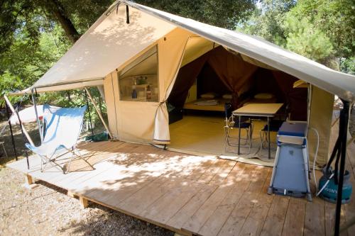 Huttopia Lac d’Aiguebelette - Wood & Canvas tent CLASSIC IV - Photo 2