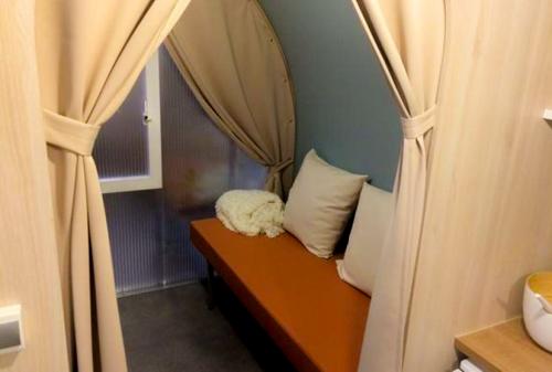 Camping La Draille - Canvas bungalow Le Petit Château - Photo 3