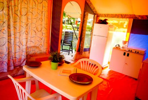 Camping La Draille - Canvas bungalow Rocamadour - Photo 5