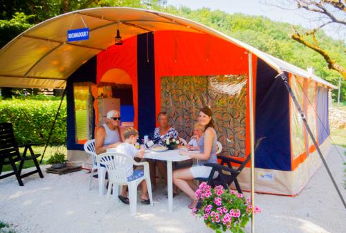 Camping La Draille - Canvas bungalow Rocamadour - Photo 6