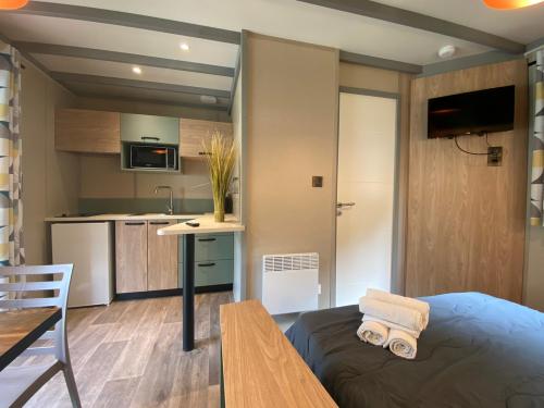 Flower Camping La Venise Verte - Chalet PREMIUM 24m² (1 bedroom) + terrace + TV - Photo 3