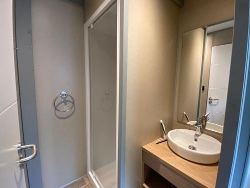 Flower Camping La Venise Verte - Chalet PREMIUM 24m² (1 bedroom) + terrace + TV - Photo 4
