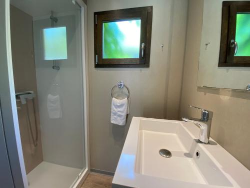 Flower Camping La Venise Verte - Chalet PREMIUM 39m² (2 bedrooms) + terrace + TV - Photo 5