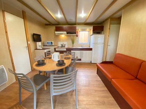 Flower Camping La Venise Verte - Chalet CONFORT 48m² (3 bedrooms) + sheltered terrace + TV - Photo 7