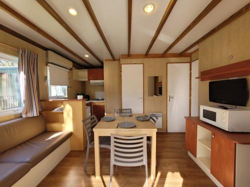 Flower Camping La Venise Verte - Chalet CONFORT 36m² (2 bedrooms) + sheltered terrace + TV - Photo 2