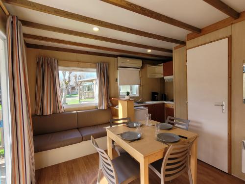 Flower Camping La Venise Verte - Chalet CONFORT 36m² (2 bedrooms) + sheltered terrace + TV - Photo 3