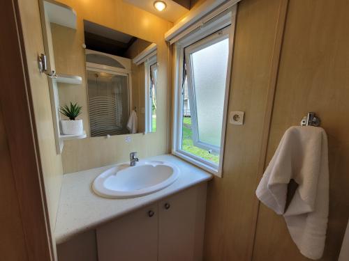 Flower Camping La Venise Verte - Chalet CONFORT 36m² (2 bedrooms) + sheltered terrace + TV - Photo 6
