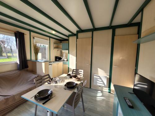 Flower Camping La Venise Verte - Chalet CONFORT 36m² (2 bedrooms) + sheltered terrace + TV - Photo 7