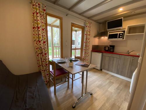 Flower Camping La Venise Verte - Chalet CONFORT 24m² (1 bedroom) + semi attached terrace 8m² - Photo 2
