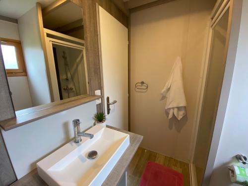 Flower Camping La Venise Verte - Chalet CONFORT 24m² (1 bedroom) + semi attached terrace 8m² - Photo 6