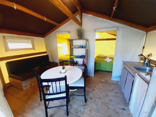 Flower Camping La Venise Verte - Freeflower CONFORT 30m² (2 bedrooms) + sheltered terrace 8m² - No Bathroom - Photo 2