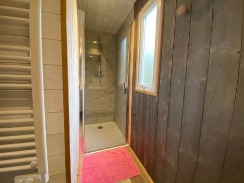 Flower Camping La Venise Verte - Chalet PREMIUM 36m² (2 bedrooms) + sheltered terrace 6m² + TV - Photo 7