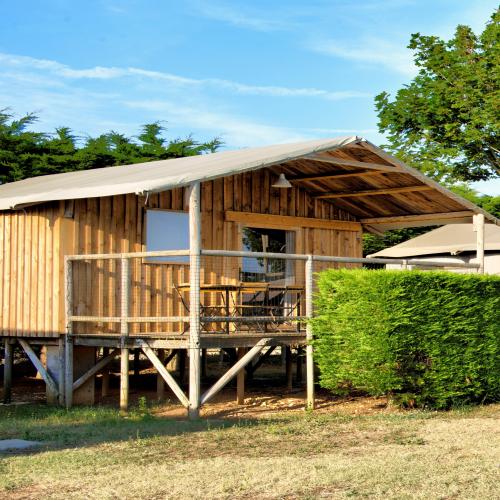 Flower Camping Les Ilates - Cabane Lodge on piles COMFORT 34 m² (2 bedrooms) TV - sheltered terrace 11m² - Photo 1