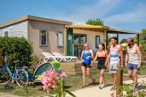 Flower Camping Les Ilates - Homeflower PREMIUM 26,5m² (2 bedrooms) + CLIM + half-covered terrace + TV + sheets + towels - Photo 2