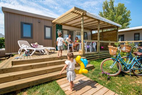 Flower Camping Les Ilates - Homeflower PREMIUM 30,5m² (3 bedrooms) + CLIM + semi-covered terrace + TV + sheets + towels - Photo 1