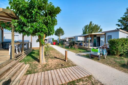 Flower Camping Les Ilates - Homeflower PREMIUM 30,5m² (3 bedrooms) + CLIM + semi-covered terrace + TV + sheets + towels - Photo 2