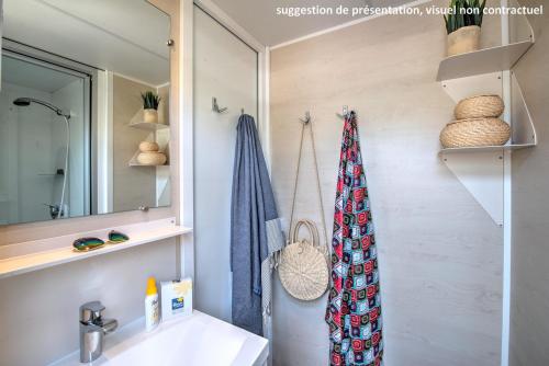 Flower Camping Les Ilates - Homeflower PREMIUM 30,5m² (3 bedrooms) + CLIM + semi-covered terrace + TV + sheets + towels - Photo 7