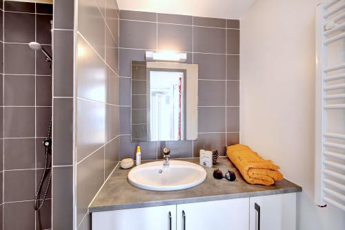 Flower Camping Les Ilates - House COMFORT 31m² (2 bedrooms) + TV + terrace - Photo 8