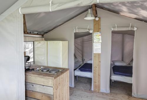 Flower Camping Les Ilates - Cabane Lodge on piles STANDARD 34 sqm (2 bedrooms) - sheltered terrace - without private facilities - Photo 2