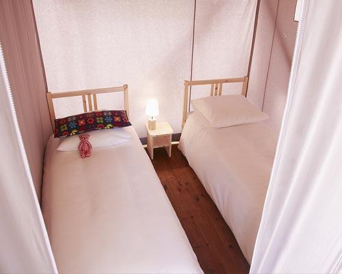 Flower Camping Les Ilates - Cabane Lodge on piles STANDARD 34 sqm (2 bedrooms) - sheltered terrace - without private facilities - Photo 4