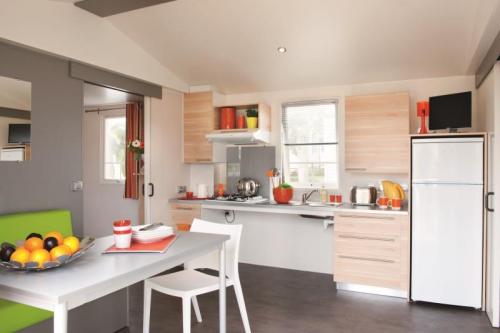 Flower Camping Les Ilates - Mobil-Home COMFORT 27m² (2 bedrooms) Wheelchair friendly +TV - Photo 2