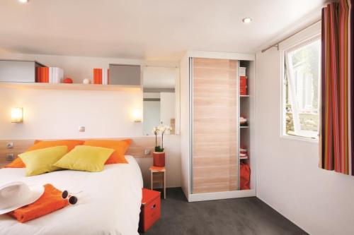 Flower Camping Les Ilates - Mobil-Home COMFORT 27m² (2 bedrooms) Wheelchair friendly +TV - Photo 3