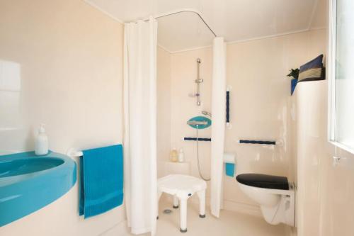 Flower Camping Les Ilates - Mobil-Home COMFORT 27m² (2 bedrooms) Wheelchair friendly +TV - Photo 5