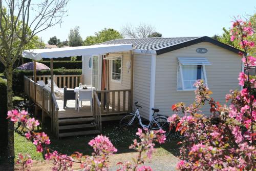 Flower Camping Les Ilates - Mobil-Home COMFORT 27.5 m² (2 bedrooms) + TV + half-covered terrace - Photo 1