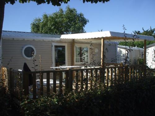 Flower Camping Les Ilates - Mobil-Home COMFORT 27.5 m² (2 bedrooms) + TV + half-covered terrace - Photo 2