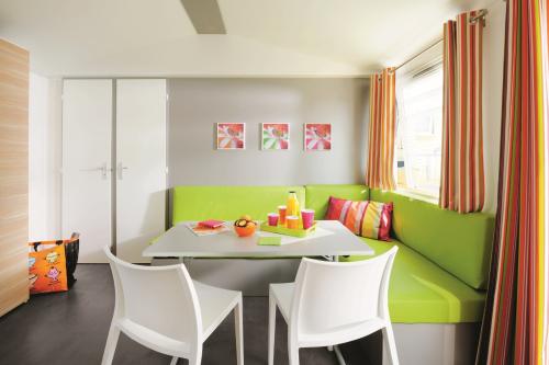 Flower Camping Les Ilates - Mobil-Home COMFORT 27.5 m² (2 bedrooms) + TV + half-covered terrace - Photo 3