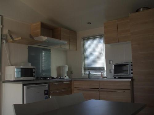 Flower Camping Les Ilates - Mobil-Home COMFORT 27.5 m² (2 bedrooms) + TV + half-covered terrace - Photo 4