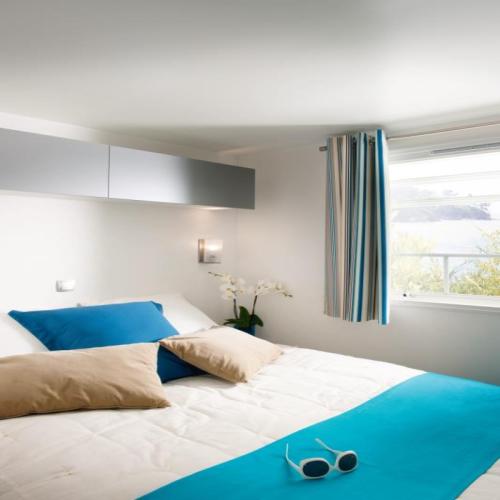 Flower Camping Les Ilates - Mobil-Home COMFORT 27.5 m² (2 bedrooms) + TV + half-covered terrace - Photo 5