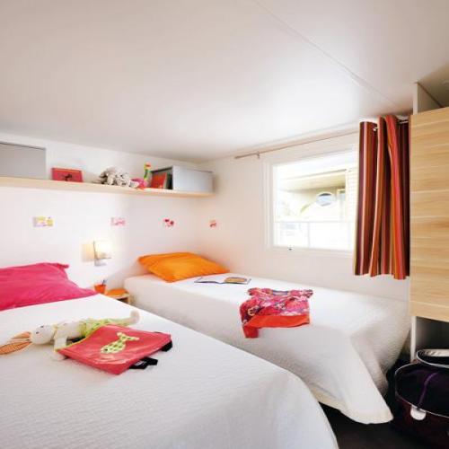 Flower Camping Les Ilates - Mobil-Home COMFORT 27.5 m² (2 bedrooms) + TV + half-covered terrace - Photo 6