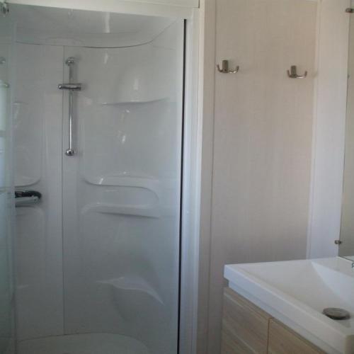 Flower Camping Les Ilates - Mobil-Home COMFORT 27.5 m² (2 bedrooms) + TV + half-covered terrace - Photo 7