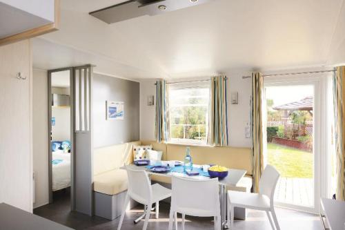 Flower Camping Les Ilates - Mobile-home COMFORT 31m² (3 bedrooms) + TV + Half-covered terrace - Photo 3