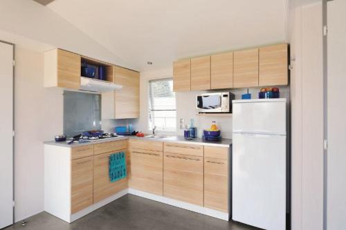 Flower Camping Les Ilates - Mobile-home COMFORT 31m² (3 bedrooms) + TV + Half-covered terrace - Photo 4