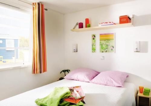 Flower Camping Les Ilates - Mobile-home COMFORT 31m² (3 bedrooms) + TV + Half-covered terrace - Photo 5