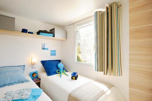 Flower Camping Les Ilates - Mobile-home COMFORT 31m² (3 bedrooms) + TV + Half-covered terrace - Photo 6