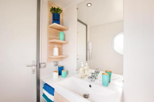 Flower Camping Les Ilates - Mobile-home COMFORT 31m² (3 bedrooms) + TV + Half-covered terrace - Photo 7