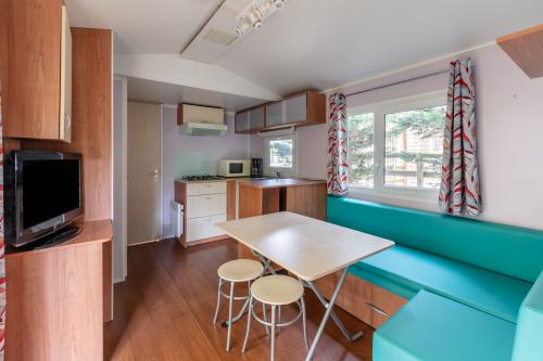 Camping Lou Cabasson - Mobilhome le Pellegrin - sheltered terrace - Photo 3