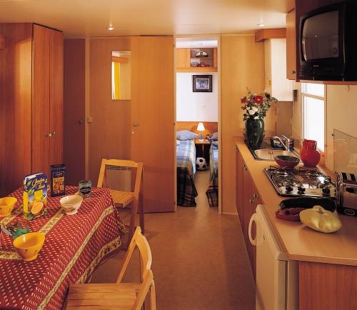 Camping Lou Cabasson - Mobilhome le Cabasson - sheltered terrace 10m² (Max 4 adults) - Photo 3