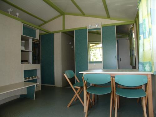 Camping Lou Cabasson - Chalet Vignasse - sheltered terrace 10m² (Max 4 adults) - Photo 1