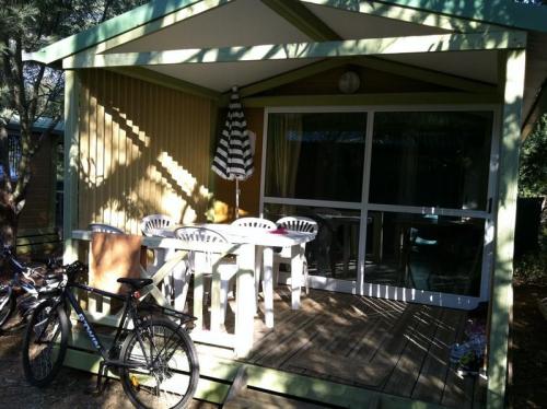 Camping Lou Cabasson - Chalet Vignasse - sheltered terrace 10m² (Max 4 adults) - Photo 2