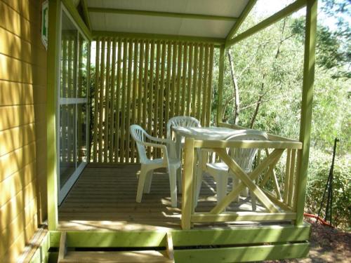 Camping Lou Cabasson - Chalet Vignasse - sheltered terrace 10m² (Max 4 adults) - Photo 4
